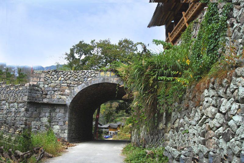 进入一个古老的门洞,我们到了营地—岩龙村.