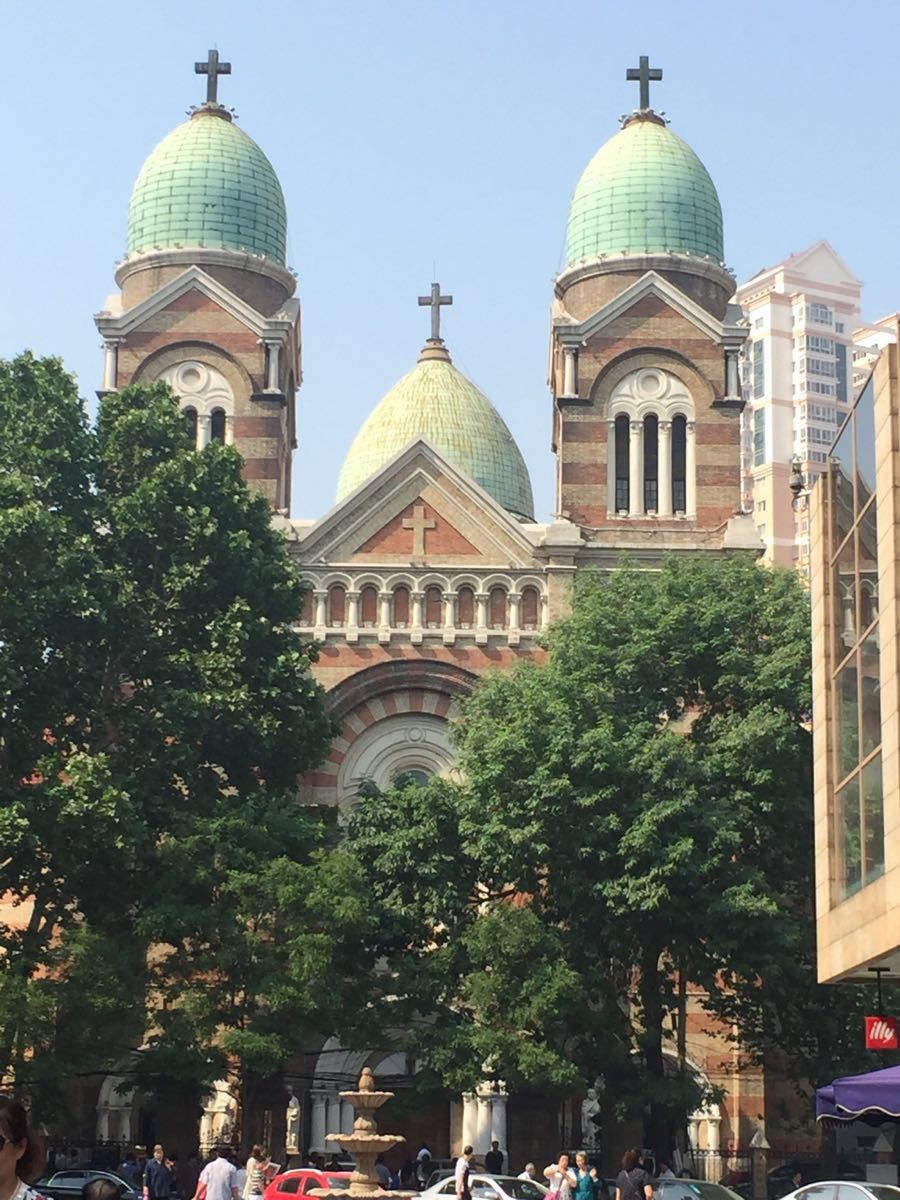 天津市很干净,人也不多,对五大道,风情园比较喜欢,还有海河两岸景色不