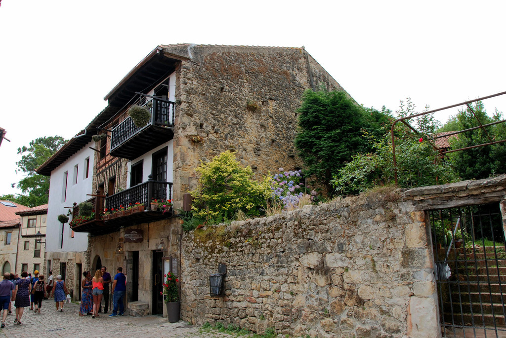 西班牙北部的风情小镇桑提亚纳德玛(santillana del mar)