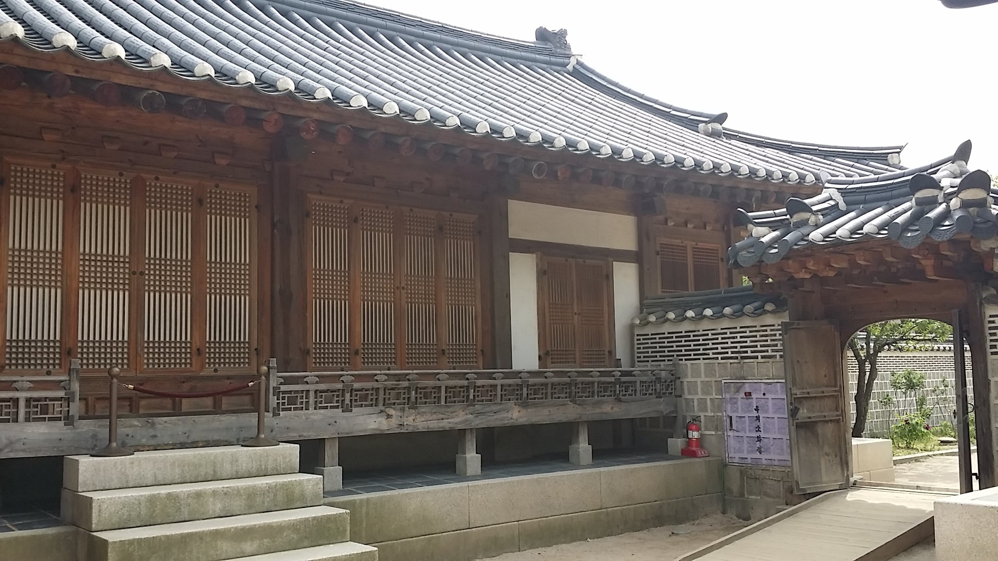 但内廷的建筑和宫门都是如此小,无法与中国皇宫相比.图片