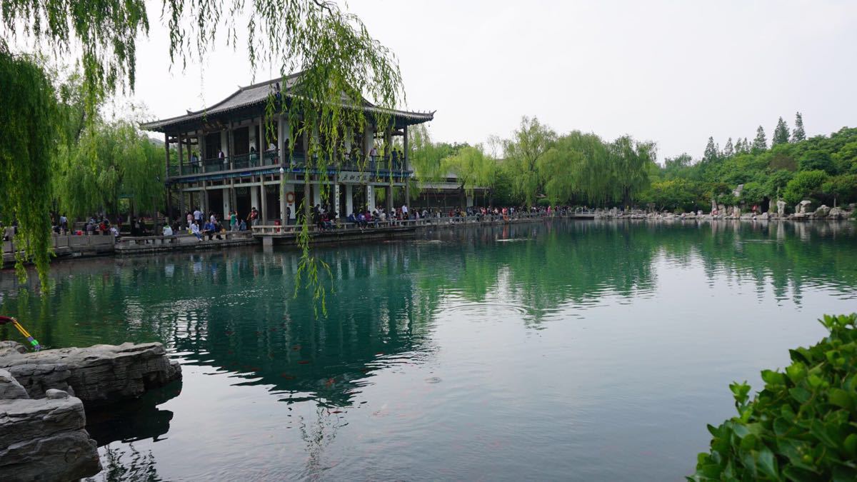 五龙潭公园位于济南市中心,与著名的趵突泉景区仅一街之隔,公园内的五龙潭与趵突泉、黑虎泉、珍珠泉并称济南四大名泉。公园内枝繁叶茂,环境十分优美,除了清澈碧绿的五龙潭之外,还有二十七处小泉,以及秦琼故宅、名士阁、古历亭以及武中奇书法篆刻作品展览馆、山东省领导机关旧址等景点。 每年四月和十月是五龙潭公园的最佳游览时节,尤其是四月时公园内百花竞放、香气怡人,最适合来赏花和观泉。五龙潭周围垂柳环绕,还有成群的假山石点缀,游人或坐于低矮的假山石上观泉、或坐在潭边石栏上观鱼,甚至有孩子用水枪在潭边戏水,十分悠闲。不过