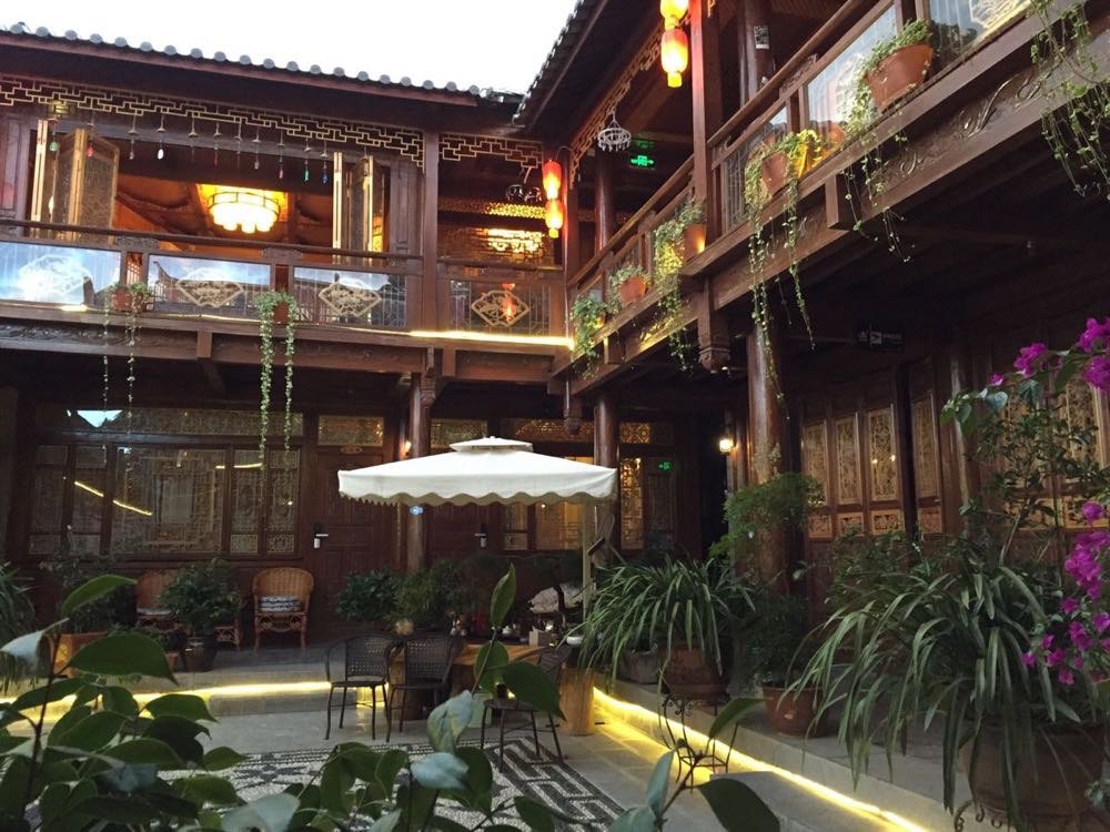 好不容易回到客栈,好累啊,晚上在庭院坐坐,欣赏美景