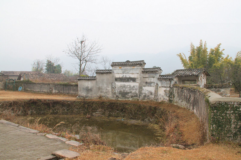 院内祠堂门前开了一口半月池,池挖得很深.