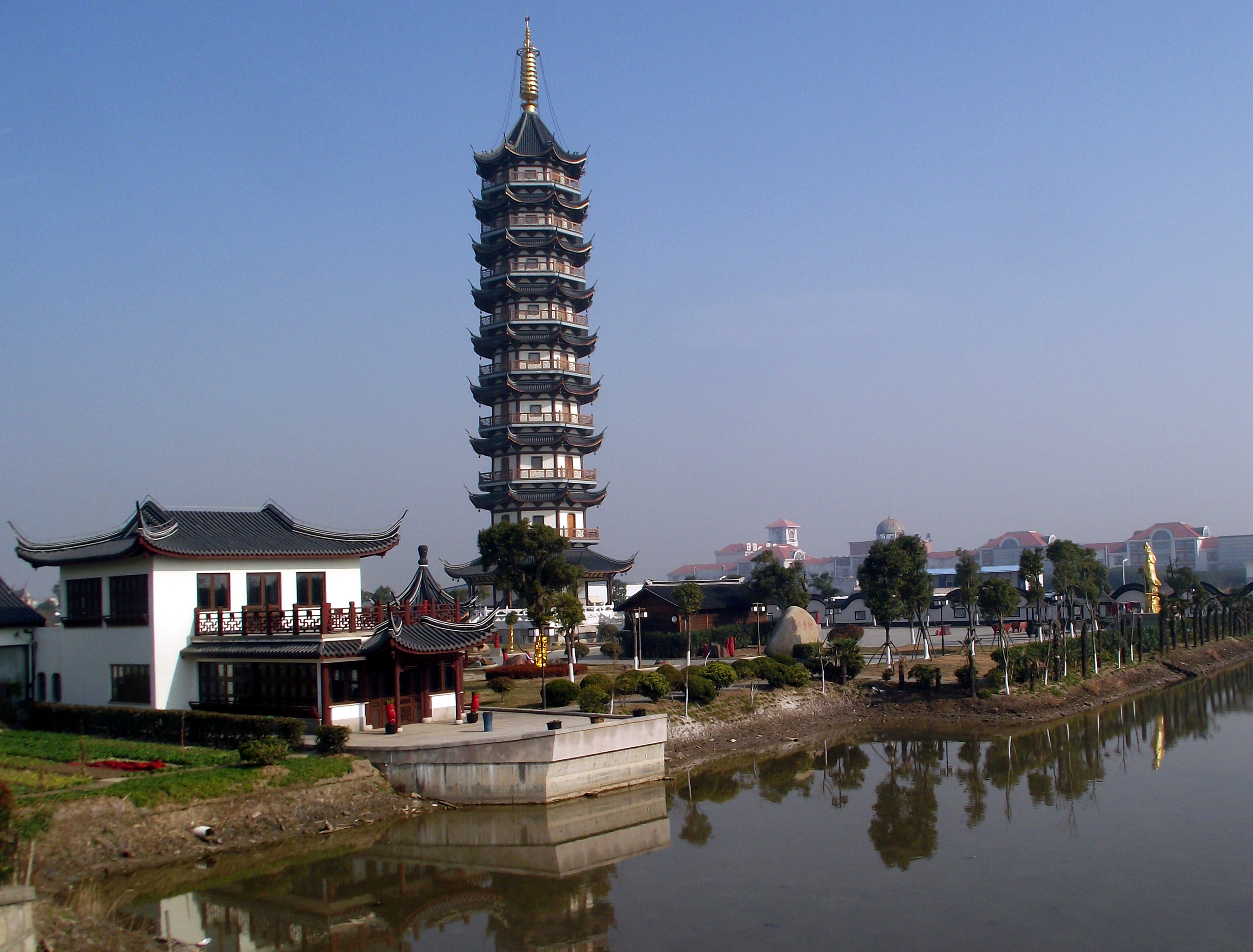 东海观音寺位于上海市南端,杭州湾北岸,奉贤海湾旅游区内.