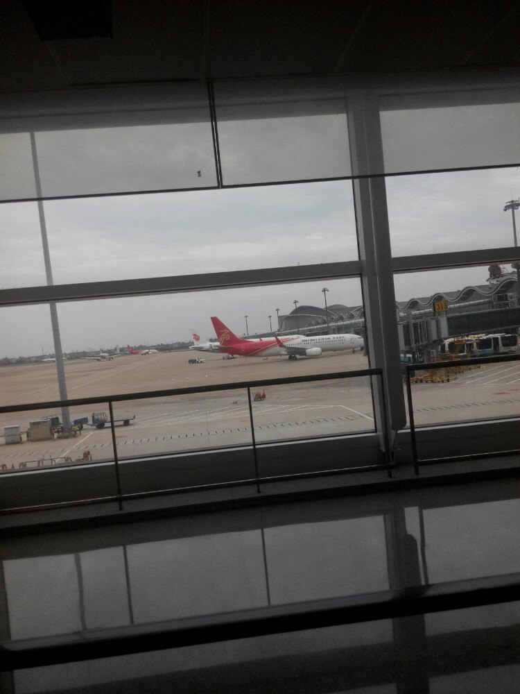 我去杭州旅游的时候坐飞机跟我爸妈还有我儿子一起,不过机场的工作