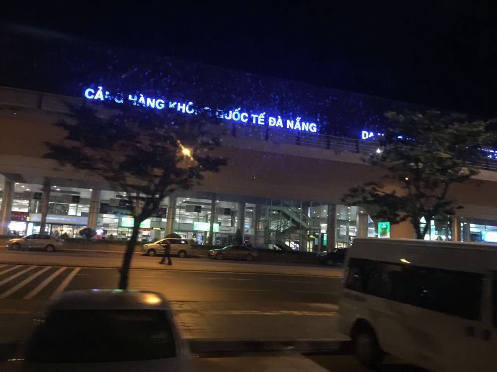                   出了岘港机场