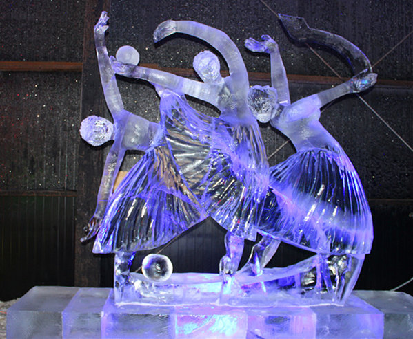 每年的冰灯游园会,都会邀请国内外知名的冰雕艺术者,精雕细琢,将一件
