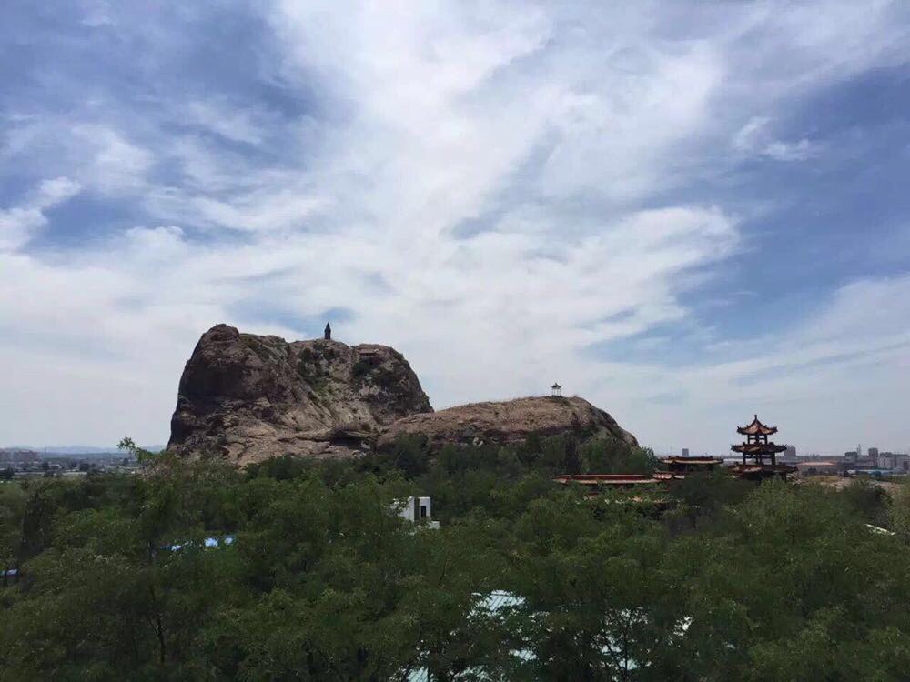      站在弥勒神宫远眺熊岳望儿山