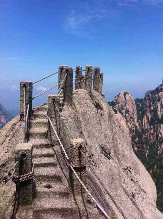 风景很好值得一去,不过到挺危的,下面一张是天都峰的鲫鱼背,一张是山