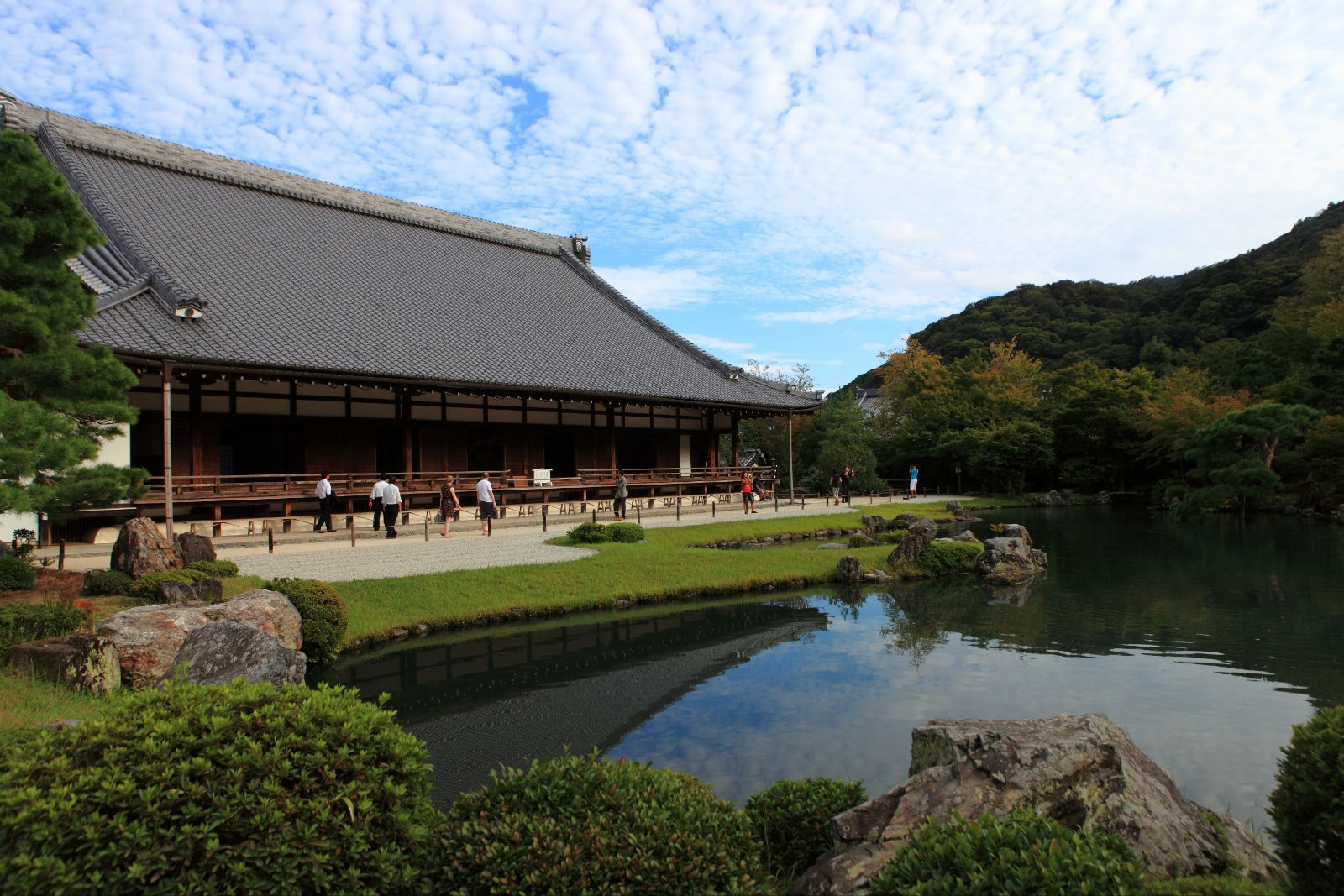 天龙寺规模宏大,在京都五大禅寺中位居第一位,除被日本列为特别名胜