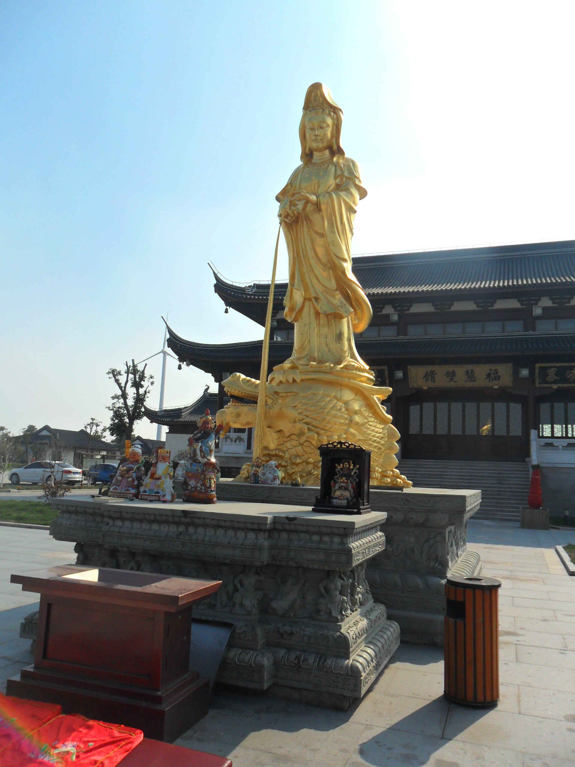 东海观音寺坐落奉贤海湾旅游区,新建寺庙,有很多传说故事