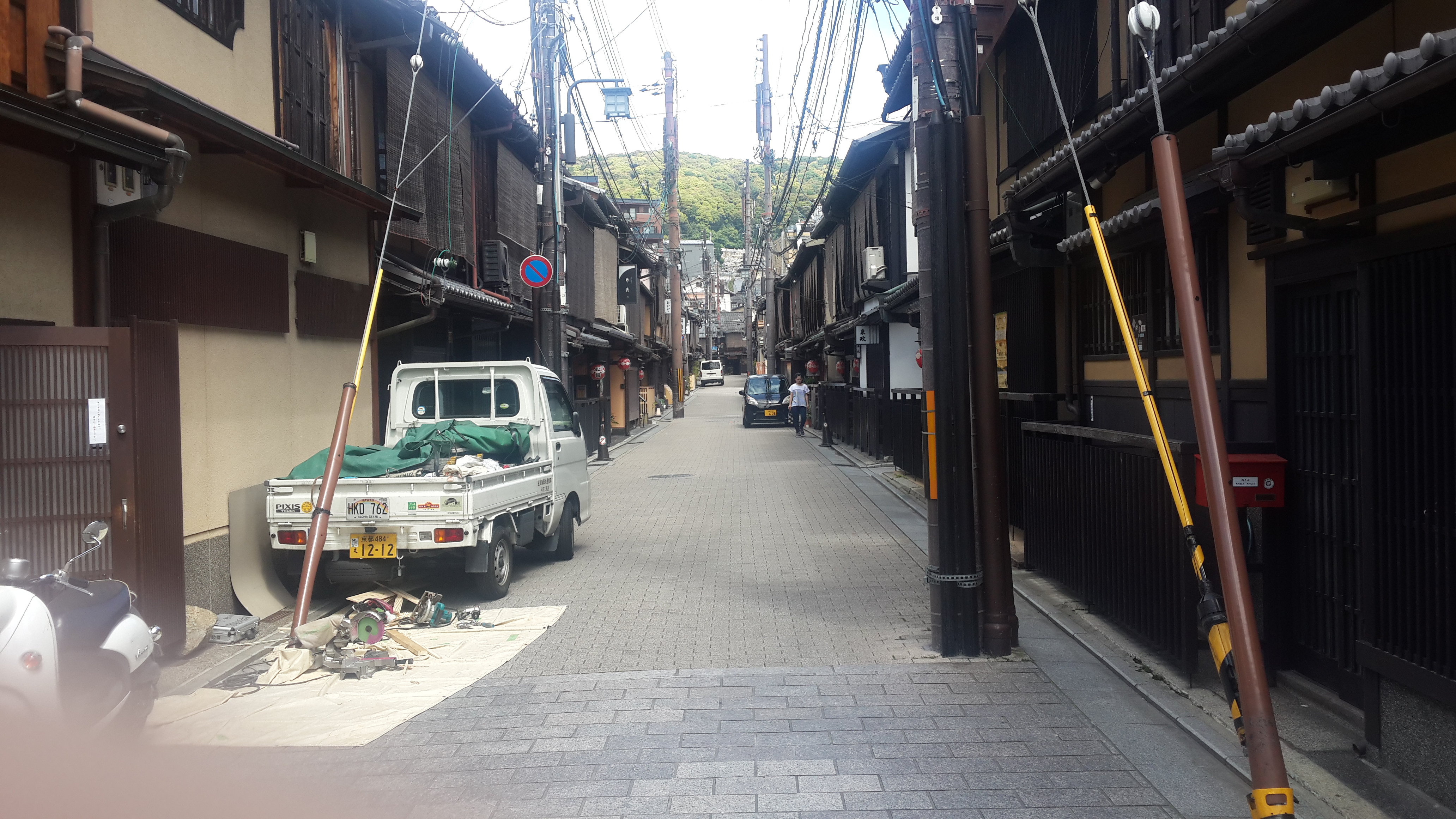 这条路日本名四条通,这里的店铺门前有着连廊,有别于其他街道