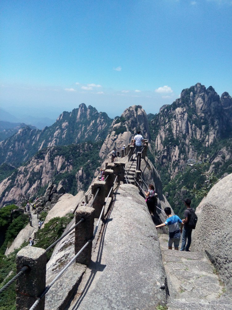               这是天都峰,鲫鱼背