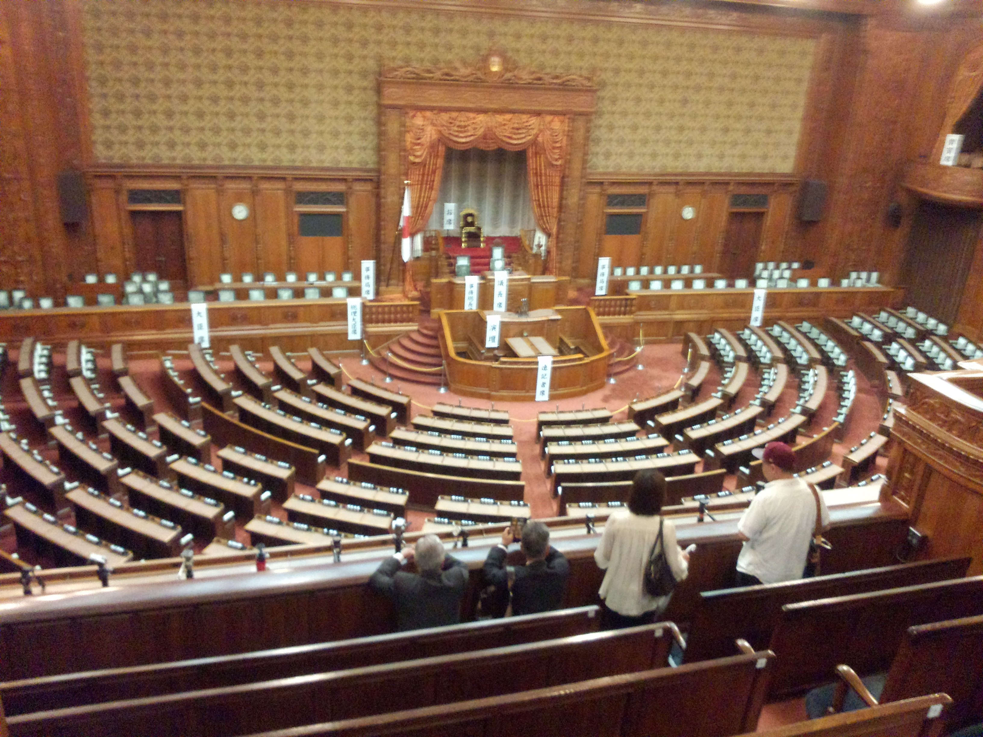 到国会议事堂时,正门紧闭,但里面却能看到不少游客,主要是日本的小