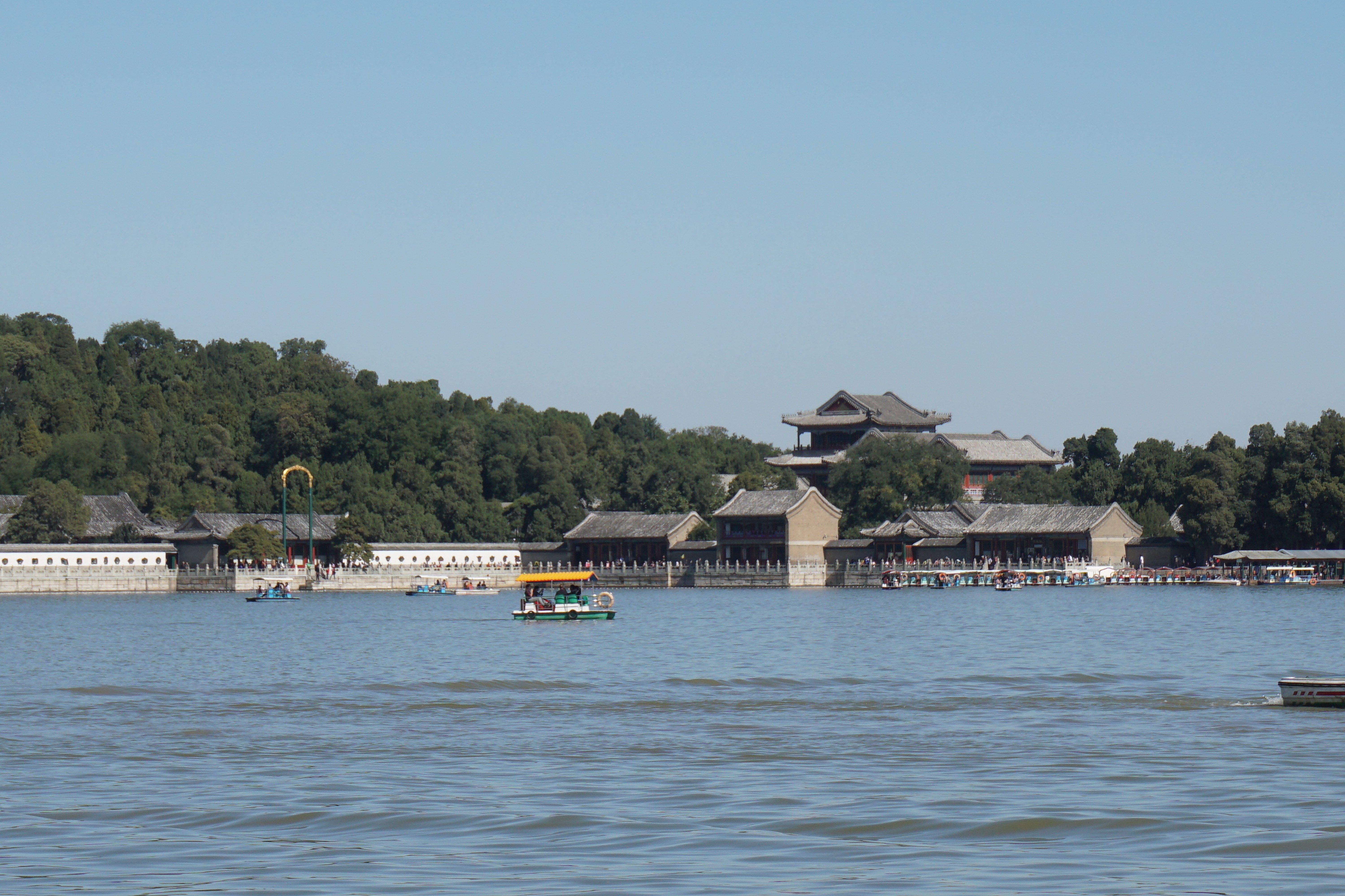 【携程攻略】北京昆明湖景点,昆明湖是颐和园皇家园林的主体水域，它的前身叫瓮山泊。瓮山泊因地处…