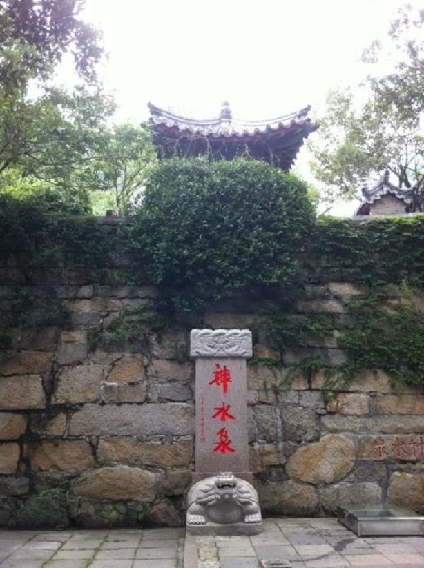崂山又称劳山,海拔1132米,有海上第一名山之称,民间说法:泰山虽云高,不如东海崂,就是说崂山海平绝对高差大的缘故。 蒲松龄在崂山《聊斋志异》中关于崂山传说,从而使崂山道士的故事仙游开来。 传说从前有一个整天梦想当神仙的书生叫王七,生性好逸恶劳,爱读求仙修道之书。一日,他看书入迷,幻觉中自己到了崂山三清观,拜一位老道长为师,老道长给他一把斧头,叫他上山砍柴,日复一日,王七吃不得苦,便想偷溜回家,忽视两个老道士向三清观走来,他忙躲在一边,见二人穿墙而入。王七吃惊,求师父教他穿墙之术,也算不枉此行,最后