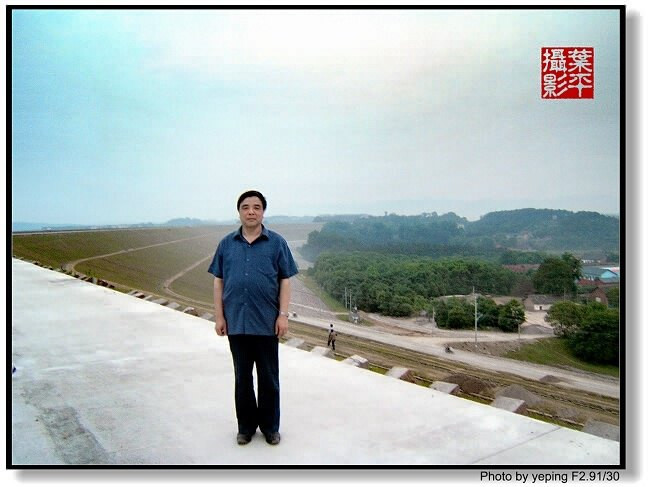 2012年4月1日 湖北松滋洈水风景区是国家AAA级景区,主要由洈水土坝和人工淡水湖组成。因土坝阻断了洈水,500个湖心岛在水中崛起,使水面多处分割,几经收放,形成融山、水、林、泉、洞、坝于一体的山水型风景区,有楚南仙境千岛湖之美誉。