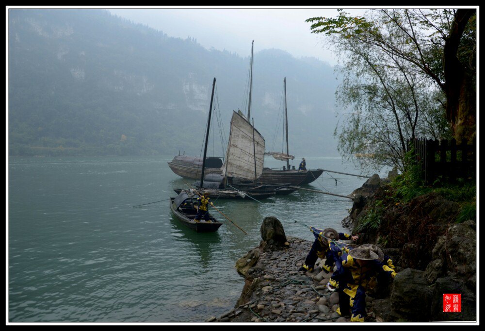 在三峡大坝和葛洲坝之间.水上人家房屋一半