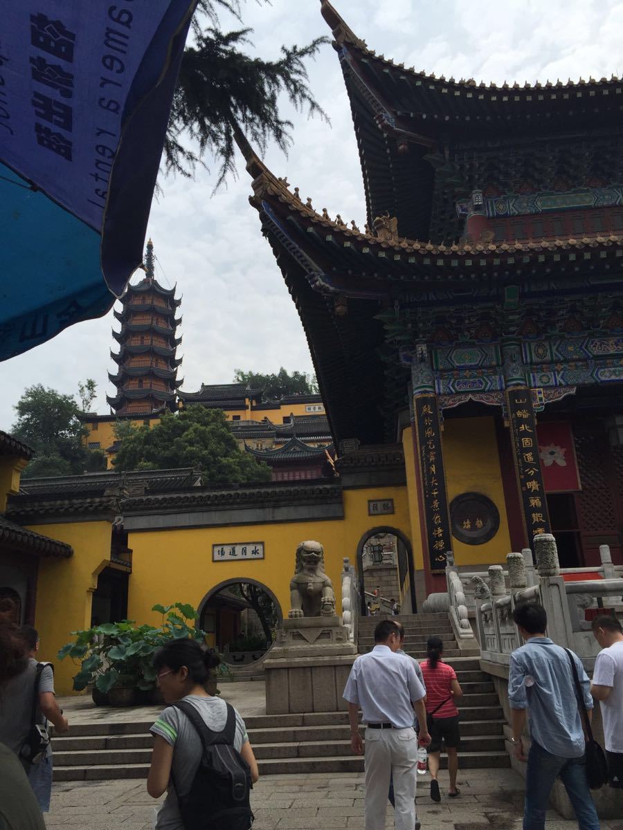 因金山寺而得名,水漫金山的金山。说是山,其实就是小土丘,不高,整个寺就和山体结合在一起,背后还有山洞,据说通往西湖湖底。 景区很大,还有个广场,广场是后来修建,没啥可看的。但是寺庙可以慢慢走个半天时间。因为依山而建,所以游览的过程就是爬山的过程,各种殿宇楼阁高低错落,还能登高远眺,比其他的寺庙有趣很多。还好是个小土丘,所以也不会太累。 白娘子传说里的水漫金山,估计就是因为后山的那个洞,通了西湖所以那边的水可以漫过来。