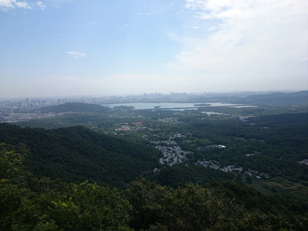                  从山顶可以眺望