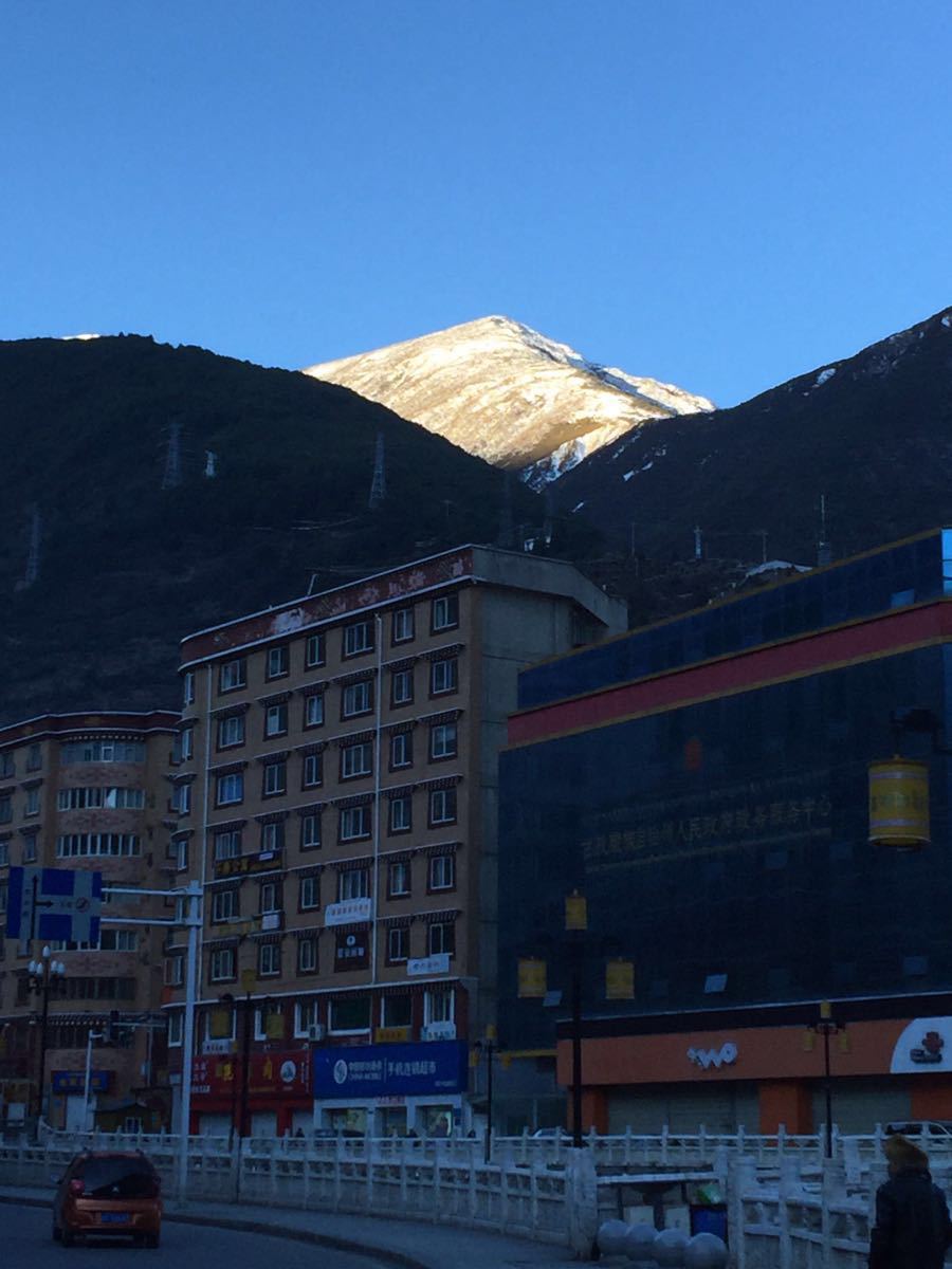 【携程攻略】四川康定 景点,在城区就能见到雪山,早晨太阳出来还可看