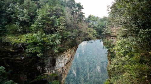 游玩景点 天下第一桥"天下第1桥"是一天然石桥,处砂刀沟风景区一带