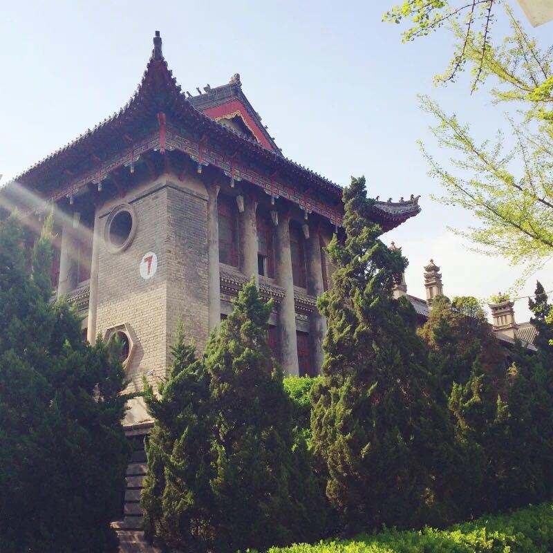 河南大学已经有100多年的历史,历史文化学院的博雅楼,还有东十斋,都有