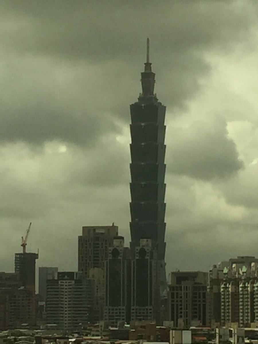 关于台北101分享三点: 1.华灯初上,在象山遥望过去的台北101大楼每天都是不同颜色的灯,周一至周五依次是赤橙黄绿青蓝紫,非常漂亮,异常壮观。这是小伙伴花了七天时间蹲守拍到的; 2.观赏和拍摄台北101大楼最佳景点是相隔不远的象山,象山高约200米,每天都会迎来很多观赏101大楼的游客,傍晚时分更是需要提前到达才能占据较佳的拍摄位置; 3.