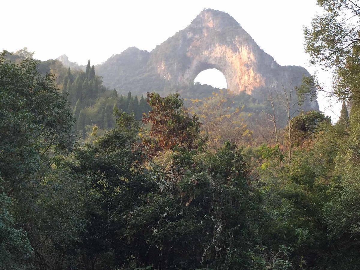 山上石壁如屏,中空一洞,若明月当空,称明月峰,俗名月亮山.