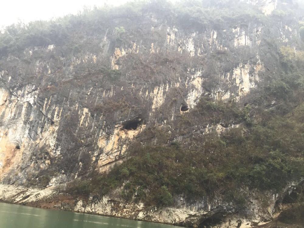 下着小雨,著名的巫山云雨. 三峡重要三大谜,悬棺,栈道和猴娃