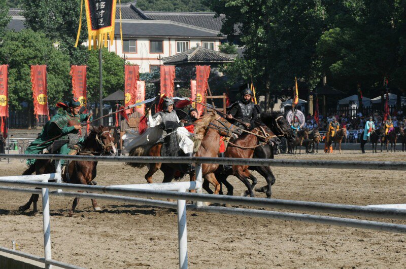 三国城门票90元,携程预订80元,景区现付.老人
