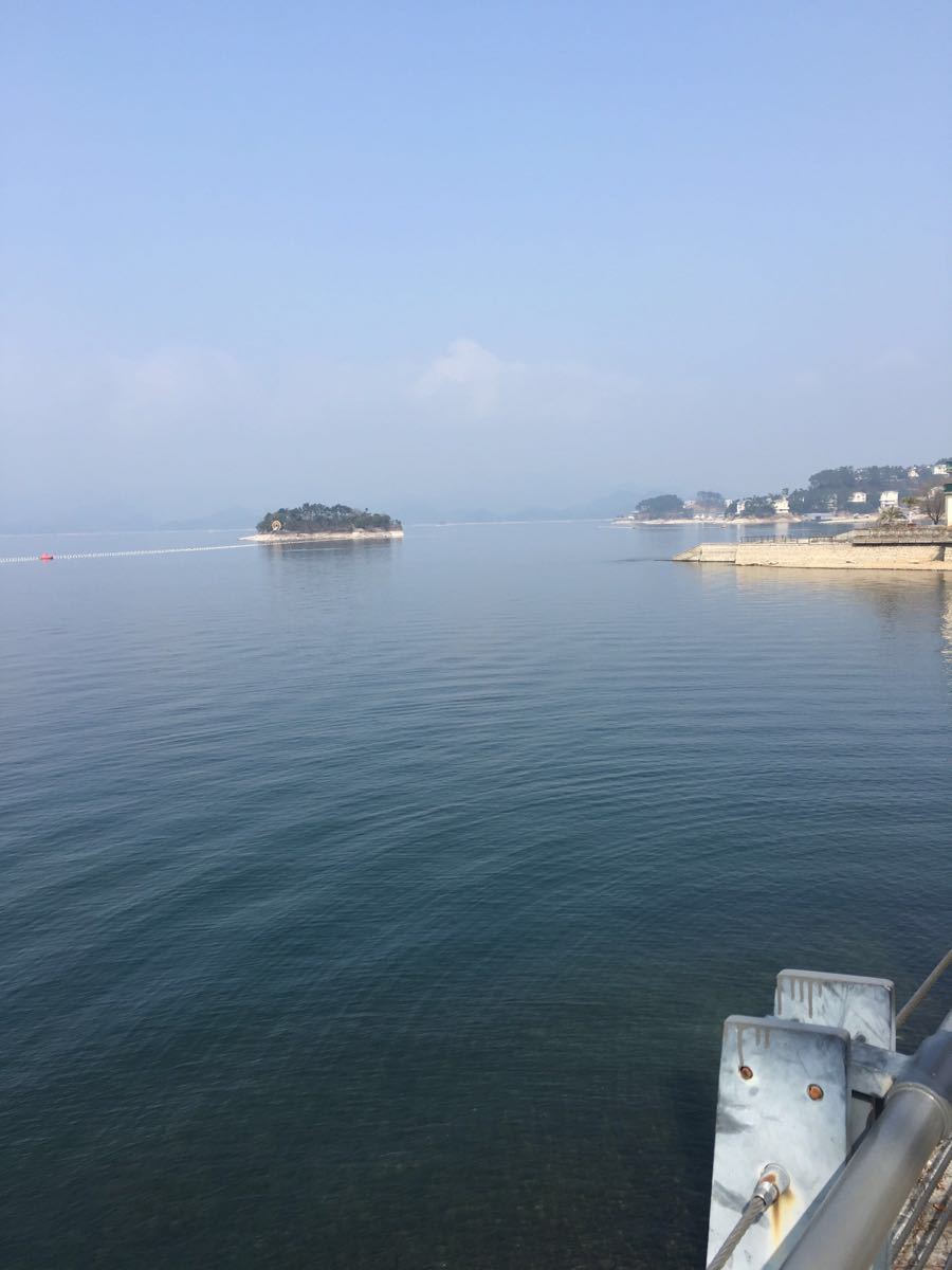 【携程攻略】浙江杭州淳安千岛湖千岛湖景区好玩吗,样_cninr 天然形成的风景区,著名的农夫山泉矿泉水来源地,来千岛湖就是看景,吃鱼哒,风景没得说,需要提前订好酒店,否则,当日订价格会涨好几倍,当然你有钱可以任性。出发上岛都会安排导演,安排船,去往三个岛,都会让去消费一点,坐游览车其实没必要,沿岛走走也不远,当然也要速度快一些,不然坐车的在船上等也不好,梅峰岛也是主岛,缆车上去会看到千岛湖宣传的照片,风景很美的,最后去渔乐到,那就是吃吃吃,花花花,这就是"娱乐"岛,自助餐自我觉得不错,35的也很丰盛,最后说那个演出,骗门票的吧,啥也
