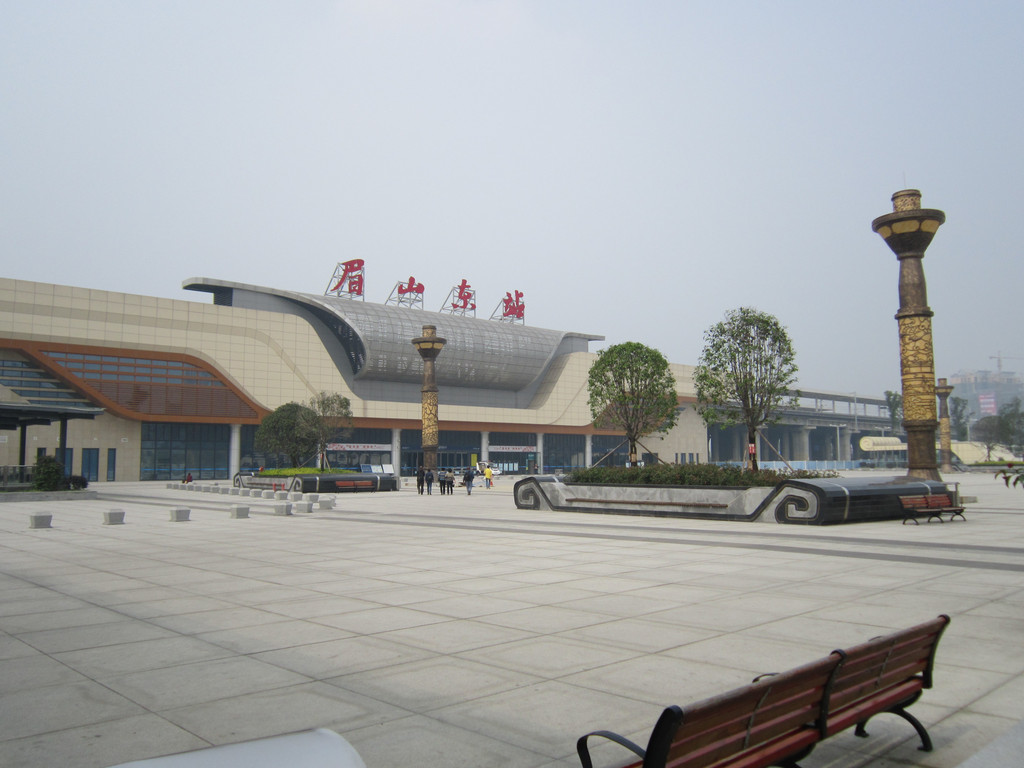 石羊场客运站,成都-眉山大巴,84公里,28元,1小时到达眉山客运站.