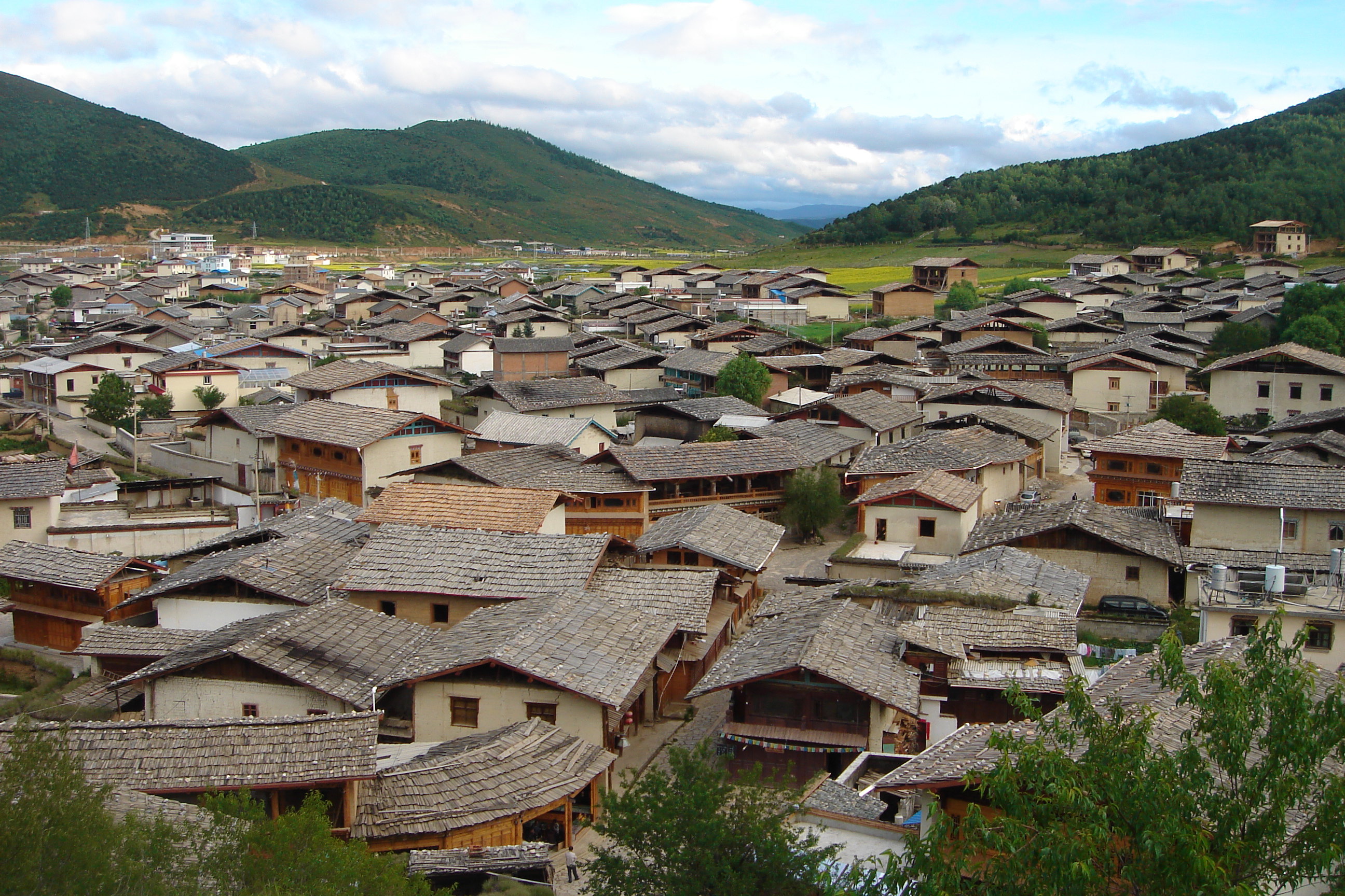 独克宗古城位于迪庆藏族自治州香格里拉县东南隅,古城依山而建,路面就