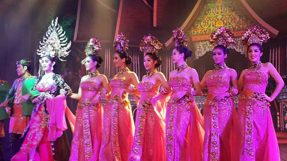 这个泰国人妖表演一定要去看一次,而芭提雅是人妖最出名的地方,舞台