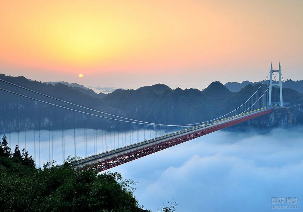 然一個因素知道有這麼一個地方,于是到吉首後找了輛公交車,5元錢,坐車前往到矮寨鎮山腳,兩個人花了40元包車前往山頂,到了山頂看下去很震撼 創造了很多個世界第一,據說那里打算建設一個矮寨大橋觀賞景區,所以要去的抓緊了,現在還是免費的,山頂條件不是很好,賣水都很貴,山腳的矮寨鎮吃飯很劃算,我們兩個人兩個三個菜只要40元,吃的很飽。
