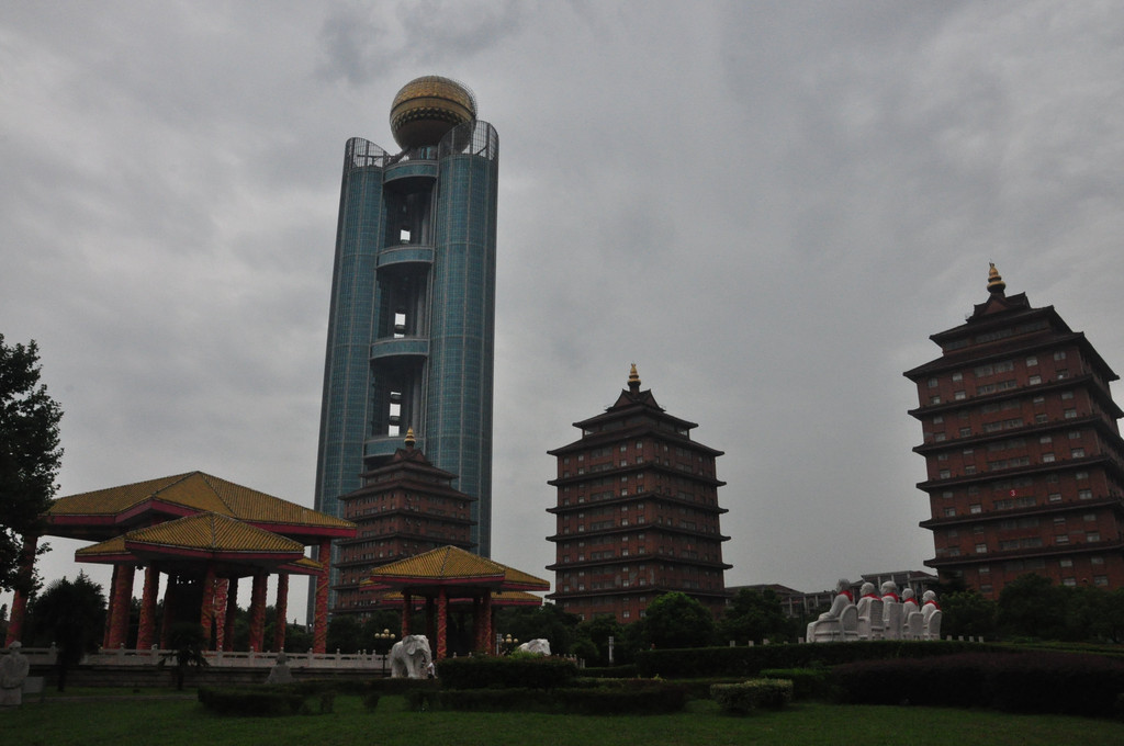 外面雨愈下愈大,我们回到车上,本来想去下一个景点,世界遗产公园和