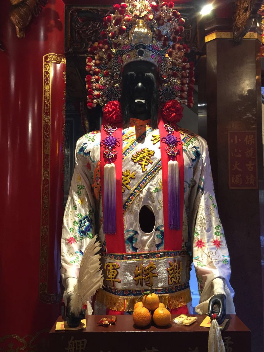 后面还有少见的三层楼殿堂,在三楼供奉玉皇大帝等诸神,齐天大圣和南天