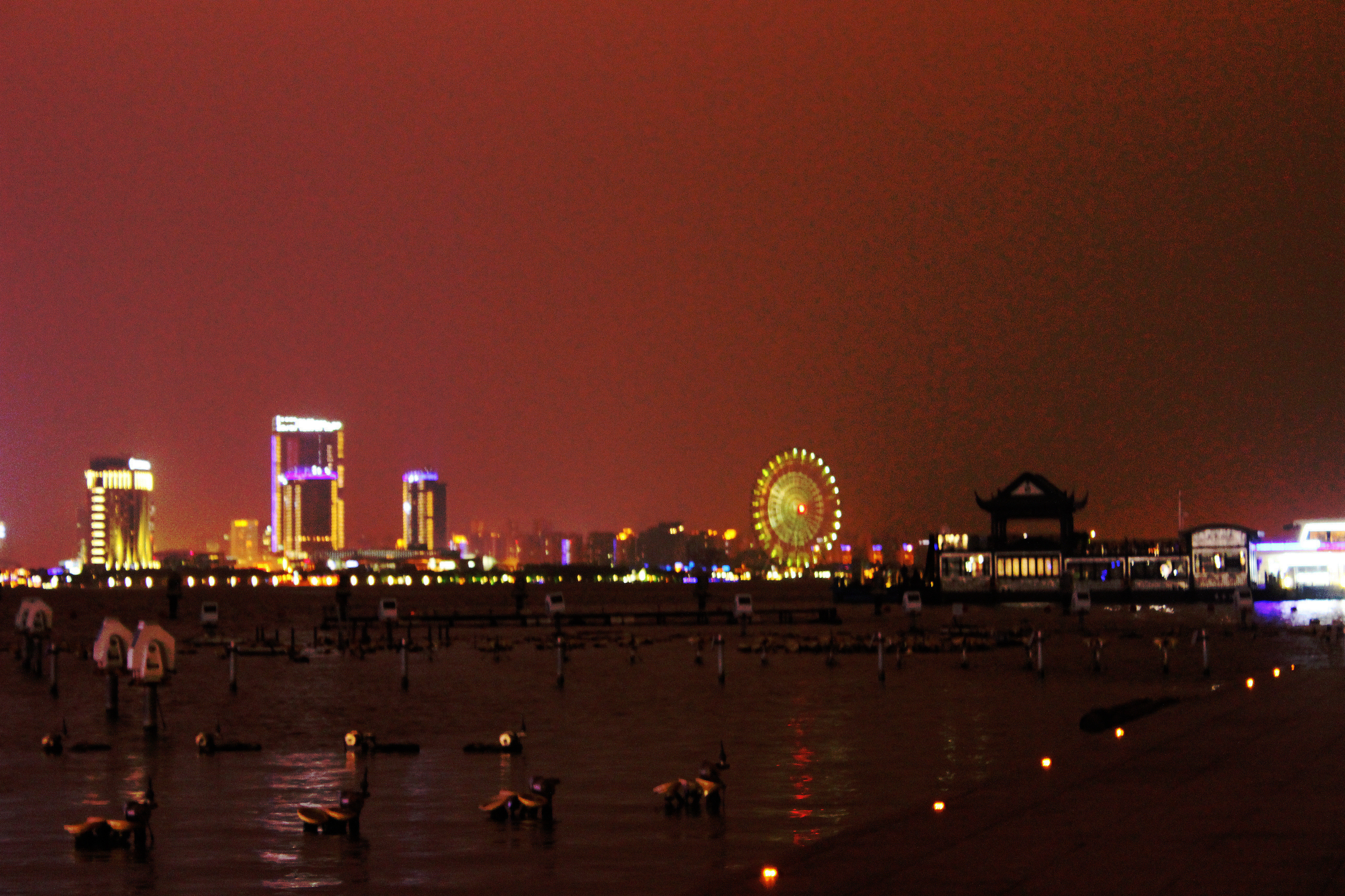 乘坐地铁一号线从星海广场出来步行就能到金鸡湖音乐喷泉的小广场,在