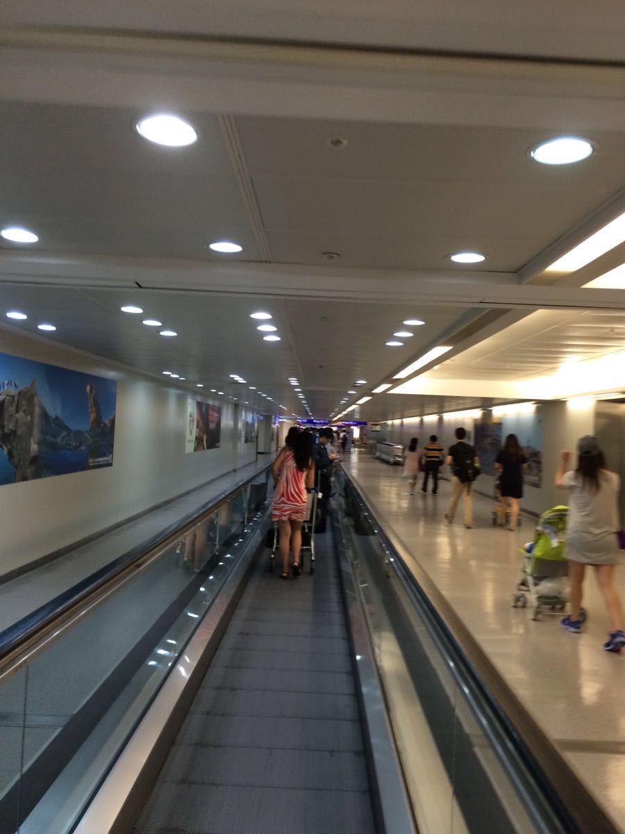 在机场内部提取行李的附近即可兑换台币,出去后可以办电话卡.