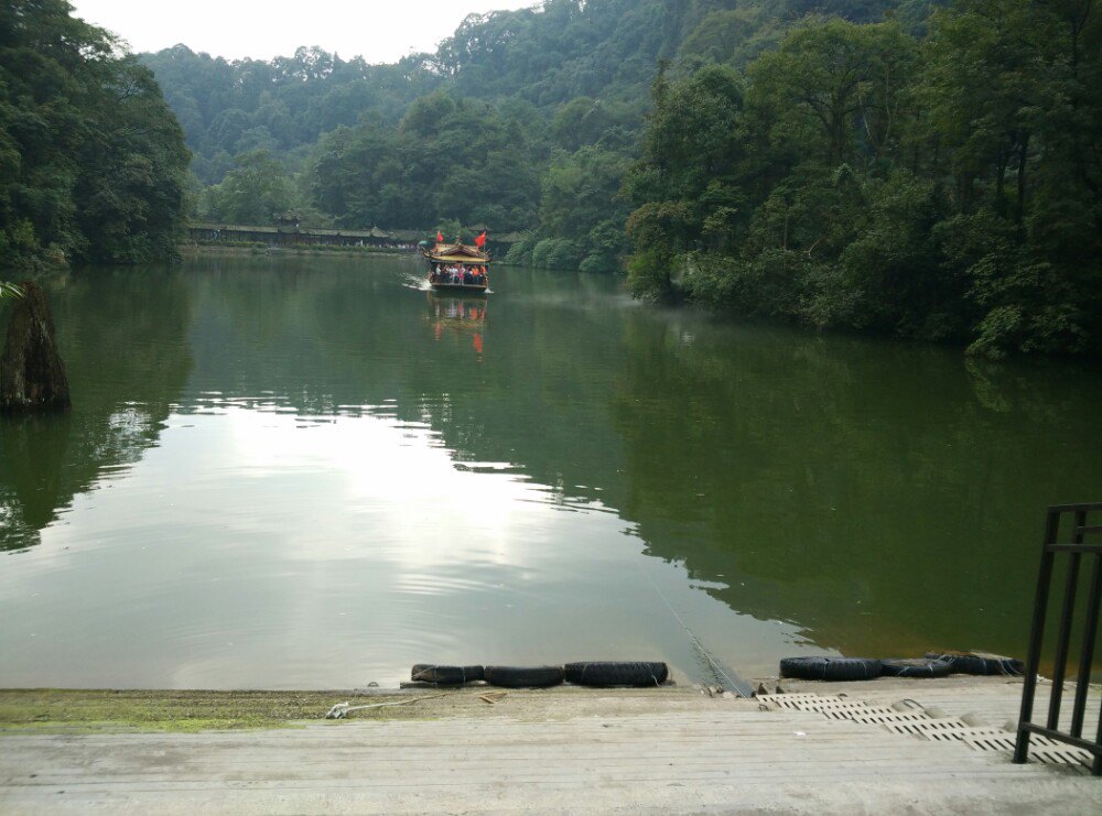 月城湖                                               青城山
