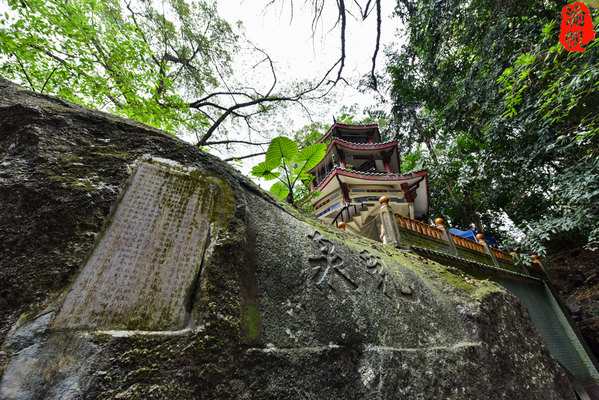 金碧辉煌的龙华寺建筑 唐代陆羽在《茶经》中记载:"其山水,拣乳泉,石