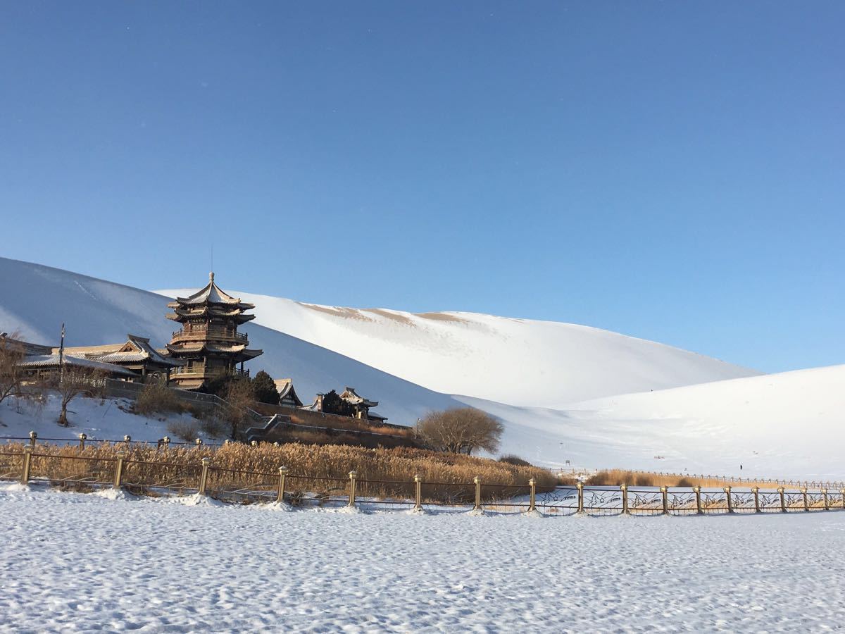 鸣沙山月牙泉