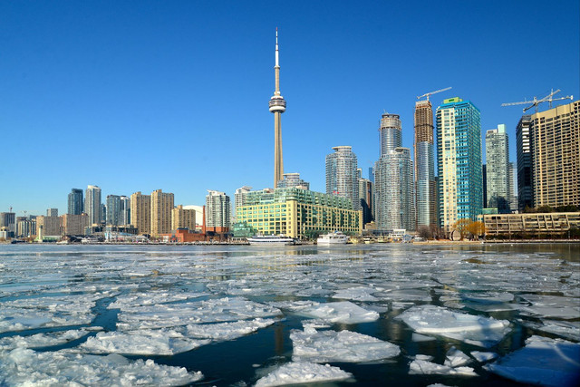 从船上回望多伦多的天际线,正中最高建筑是加拿大国家塔(cn tower)