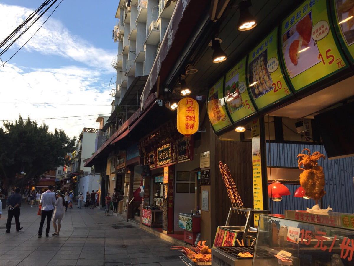 旅馆客栈 休闲餐馆 很多厦门 台湾等等特色小吃 距离曾厝按也就两站路