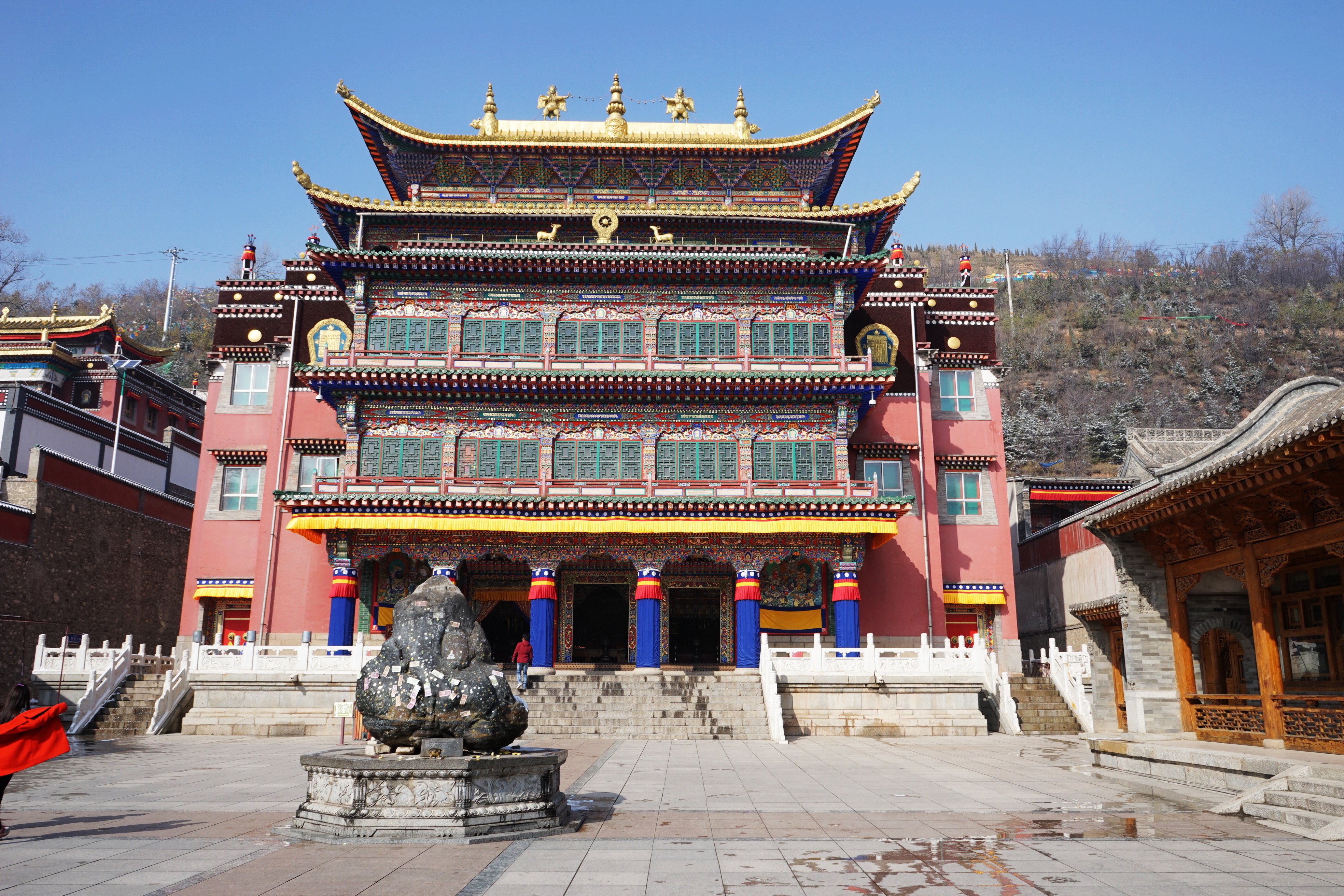 【携程攻略】青海塔尔寺景点,塔尔寺美得惊人 ，藏传佛教卍的建筑色彩与构图，第二张屋顶上是真的…