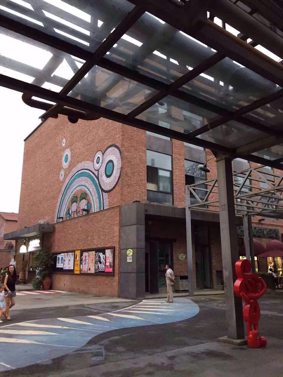 东郊记忆原名东区音乐公园,位于成都市成华区建设南支路,在成华区原红光电子管厂旧址上修建而成,是工业遗存保护和文化创意产业相结合的新型旅游景区,是成都又一张具有划时代意义的城市新名片。 景区内处处都是前苏联援建的办公楼、红砖厂房、火车头和铁轨充满了浓浓的怀旧感,特别适合文艺青年们来这里拍照。景区内还经常有各种音乐演出和艺术展览。 你也可以在这里找一个咖啡店、书吧,进去坐坐发发呆。如果你是追星族,这里还有张靓颖、李宇春、姜文等名人的手模墙。