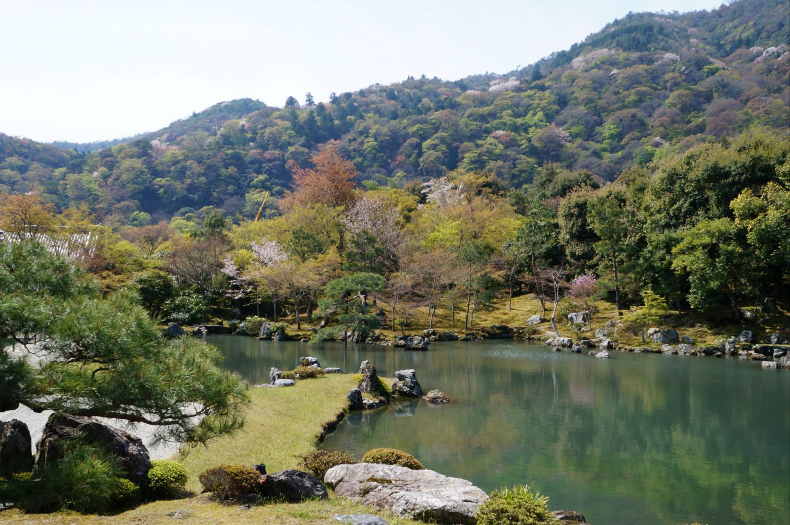 天龙寺规模十分宏大,在京都五山中位居第一位.