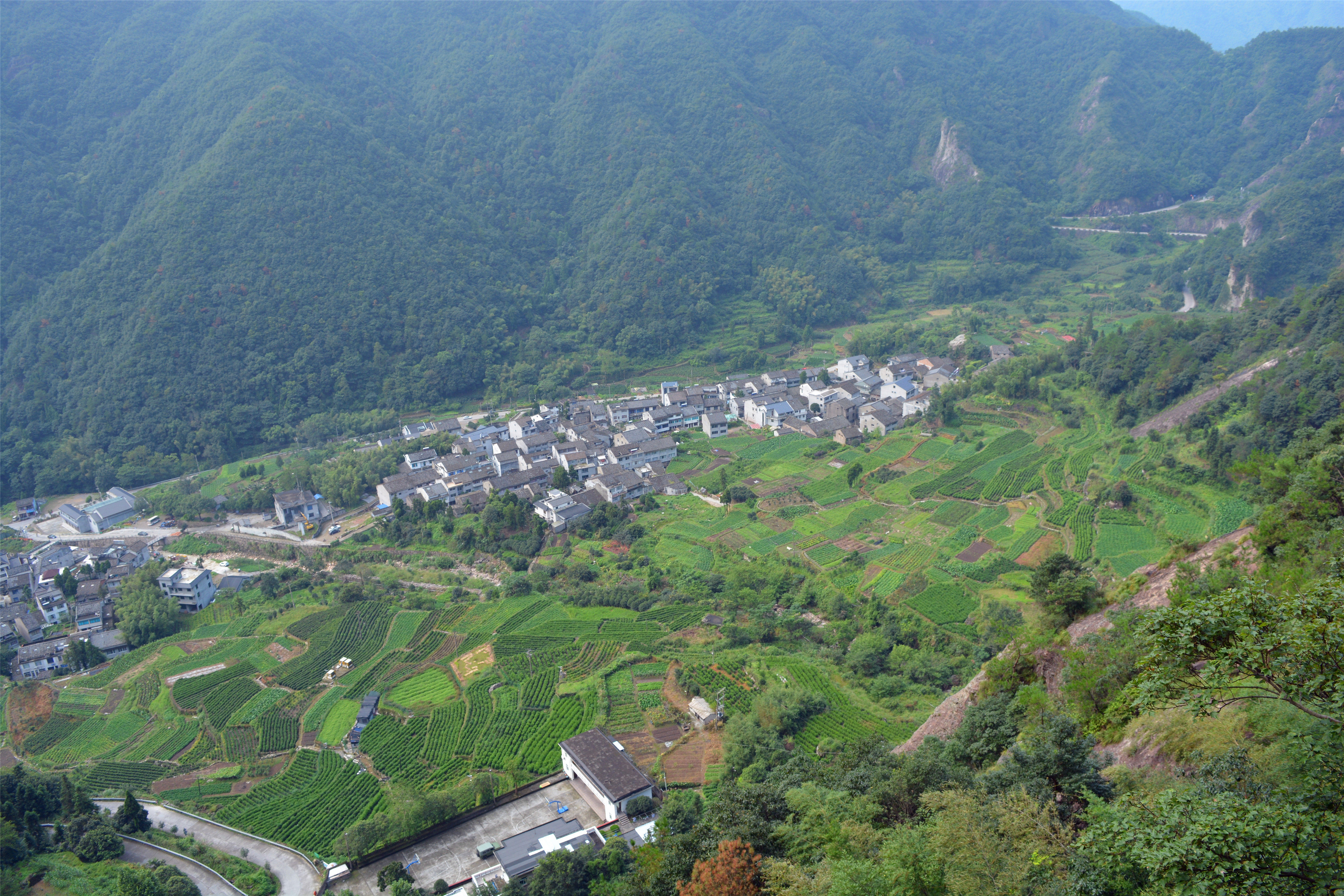                方洞俯瞰山间村落