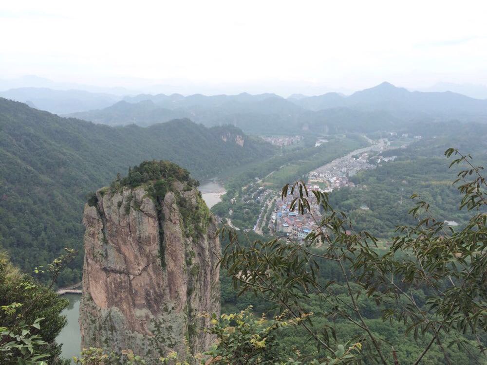               爬上山顶看鼎湖峰